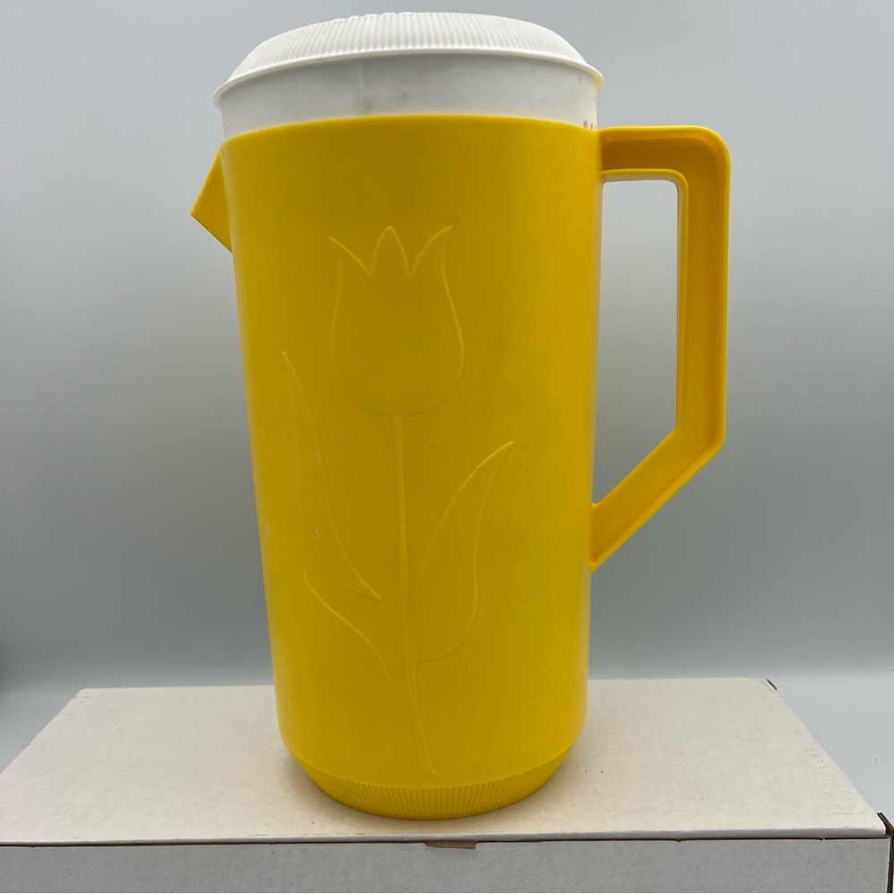 Vintage Yellow 1960s pitcher embossed‎ Tulip with Lid- Excellent Condition MCM
